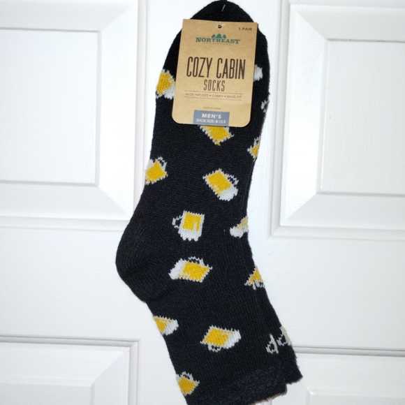 *5 for $20* Cozy Cabin beer mug socks - Picture 2 of 6